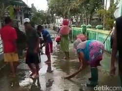 Banjir di Lamongan Mulai Surut, Warga Gotong Royong Bersihkan Jalan Berlumut