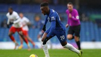 Ketiga, Thomas Tuchel mengandalkan kecepatan lari dua wing back yang bisa dihuni Marcos Alonso dan Callum Hudson-Odoi. Mereka berdua juga diberi kebebasan di kotak penalti lawan (Getty Images/Catherine Ivill)