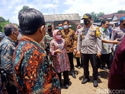 Polisi Jombang Jaga Desa yang Diterjang Banjir Bandang Cegah Penjarahan