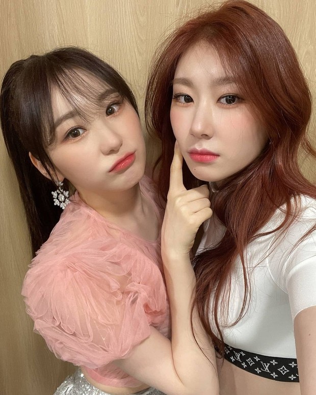 Chaeyeon membagikan selcanya bersama Chaeryong ITZY