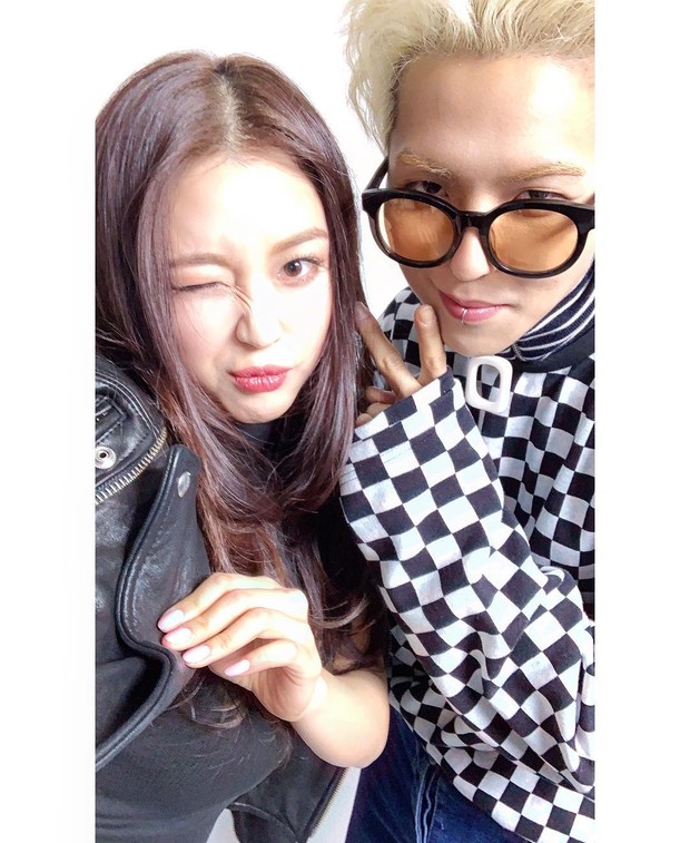 Dana memamerkan selcanya bersama Mino saat mendatangi konder Winner