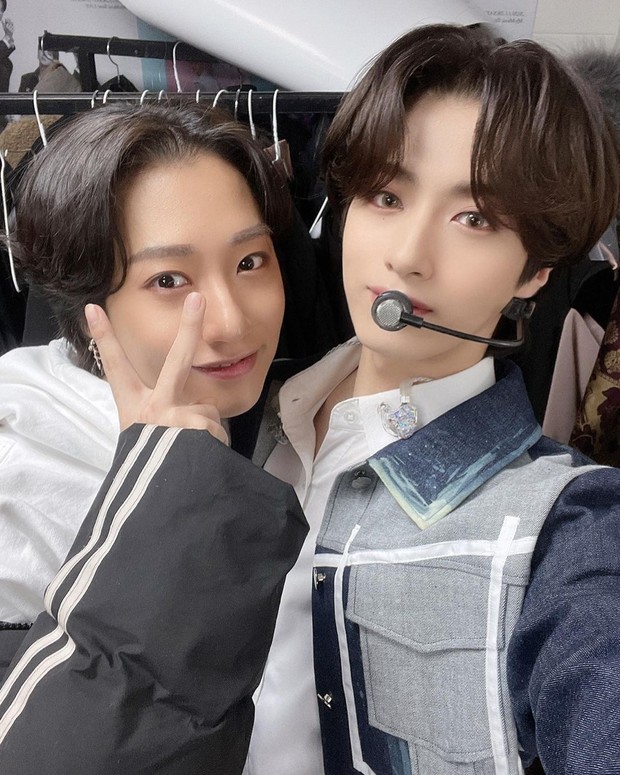 Dongmyeong membagikan potret saat menghadiri konser adiknya, Xion OneUs