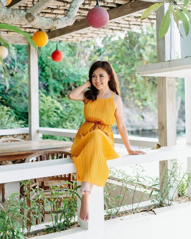 Dress Kuning Cerah untuk Warna Kulit Kuning Langsat (instagram.com/selphieusagi)