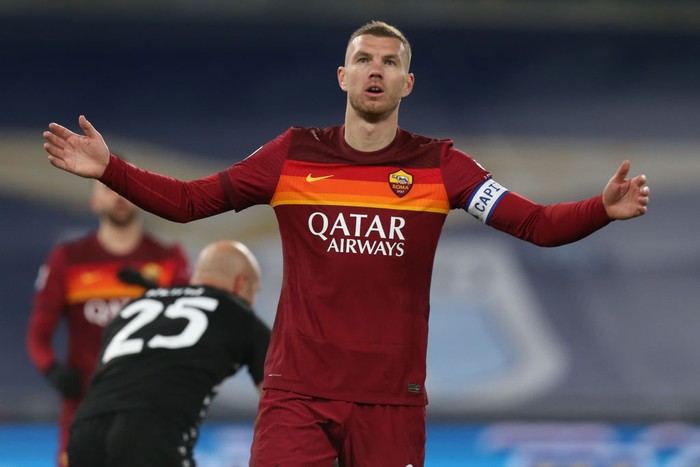 ROME, ITALY - JANUARY 15: Edin Dzeko of Roma reacts during the Serie A match between SS Lazio and AS Roma at Stadio Olimpico on January 15, 2021 in Rome, Italy.  (Photo by Paolo Bruno/Getty Images)