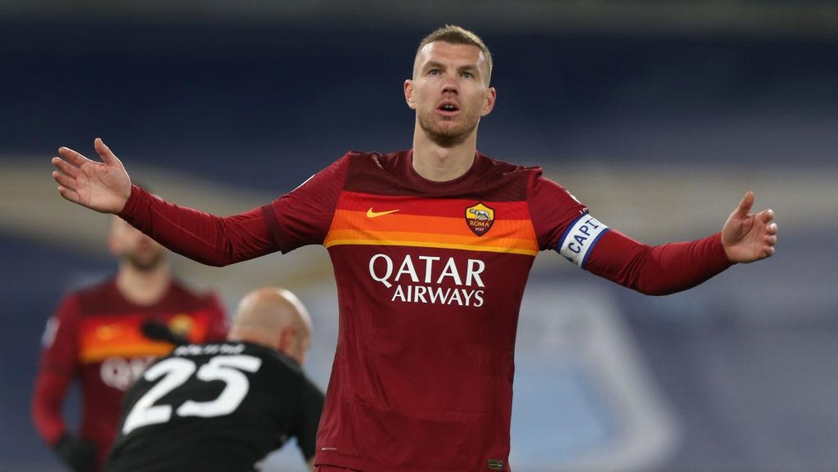 Edin Dzeko mengingat derby Manchester menjelang Manchester United vs AS Roma. (Foto: Getty Images/Paolo Bruno)