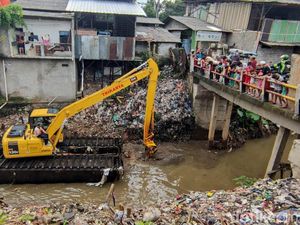 Bersihkan-Keruk Kali Sampah Depok, Ekskavator Masuk Tengah Kampung