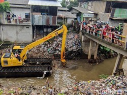 Bersihkan-Keruk Kali Sampah Depok, Ekskavator Masuk Tengah Kampung