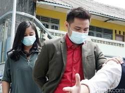 Galih Ginanjar Kini Lengket dengan Daun Muda, Settingan?