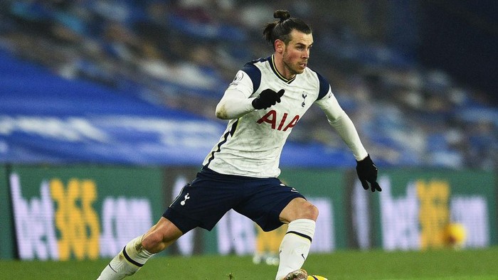 BRIGHTON, ENGLAND - JANUARY 31: Gareth Bale of Tottenham Hotspur runs with the ball during the Premier League match between Brighton & Hove Albion and Tottenham Hotspur at American Express Community Stadium on January 31, 2021 in Brighton, England. Sporting stadiums around the UK remain under strict restrictions due to the Coronavirus Pandemic as Government social distancing laws prohibit fans inside venues resulting in games being played behind closed doors. (Photo by Glyn Kirk - Pool/Getty Images)