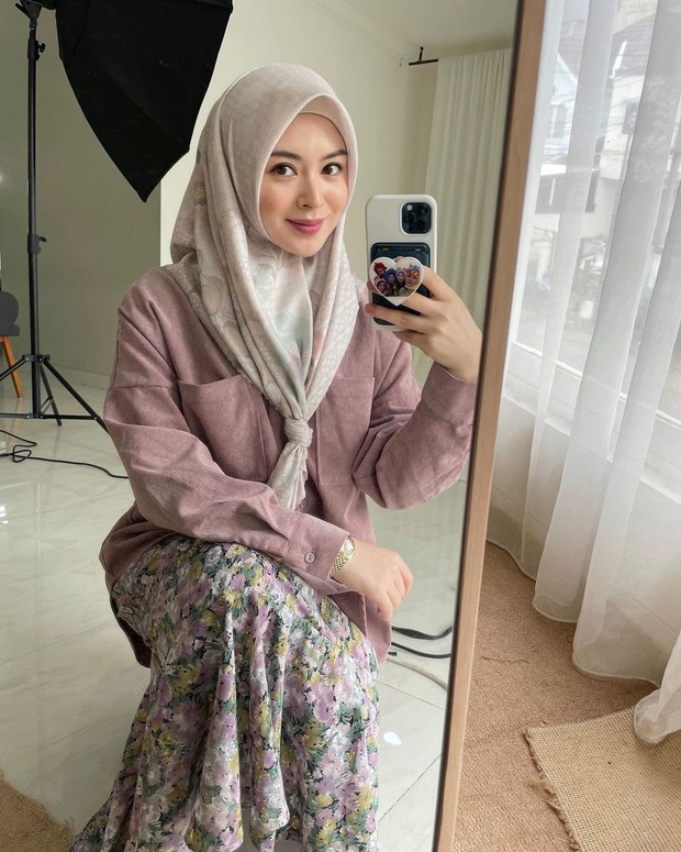 Gaya hijab Ayana ini mengingatkan kita akan guru ngaji ya! (instagram.com/xolovelyayana) Gaya hijab Ayana ini mengingatkan kita akan guru ngaji ya!