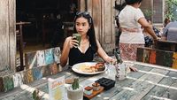 Gaya Stylish ART Ikatan Cinta, Ayya Renita Saat Kulineran