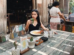 Gaya Stylish ART Ikatan Cinta, Ayya Renita Saat Kulineran