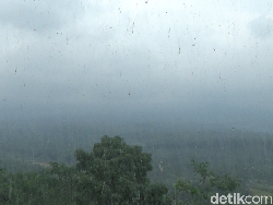 Semeru Berkabut Usai Luncurkan Guguran Awan Panas Sejauh 2 KM