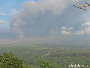 Gunung Semeru Kembali Mengeluarkan Guguran Awan Panas Sejauh 2 KM Gunung Semeru Kembali Mengeluarkan Guguran Awan Panas Sejauh 2 KM