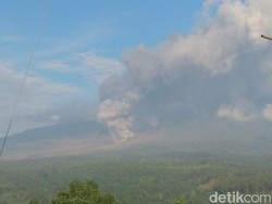 Meski Semeru Luncurkan Guguran Awan Panas, Statusnya Masih Waspada