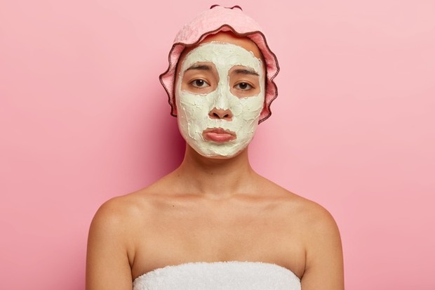 Eksfoliasi kulit secara rutin dengan face scrub