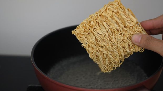 Hand picked instant noodles for put in boiling water pot