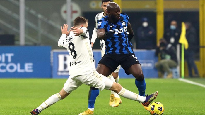 MILAN, ITALY - JANUARY 17: Romelu Lukaku of Inter Milan is tackled by Aaron Ramsey of Juventus  during the Serie A match between FC Internazionale and Juventus at Stadio Giuseppe Meazza on January 17, 2021 in Milan, Italy. Sporting stadiums around Italy remain under strict restrictions due to the Coronavirus Pandemic as Government social distancing laws prohibit fans inside venues resulting in games being played behind closed doors. (Photo by Marco Luzzani/Getty Images)