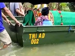 Momen Jenazah Wanita Dibawa Pakai Perahu Terobos Banjir di Kudus