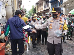 Cek PPKM di Pasar Ikan Pabean, Forkopimda Jatim Bagikan 20 Ribu Masker
