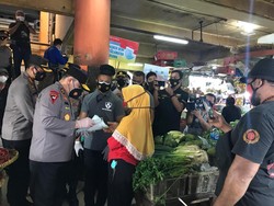 Kapolda Metro-Pangdam Jaya Bagikan Masker di Pasar Glodok dan Kopro Jakbar