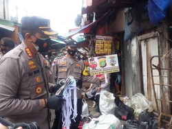 Gerakan Jakarta Bermasker, Polisi-TNI Bagikan Masker di Pasar Pluis Jakbar