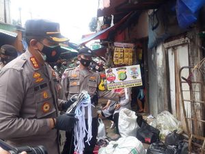 Gerakan Jakarta Bermasker, Polisi-TNI Bagikan Masker di Pasar Pluis Jakbar Gerakan Jakarta Bermasker, Polisi-TNI Bagikan Masker di Pasar Pluis Jakbar