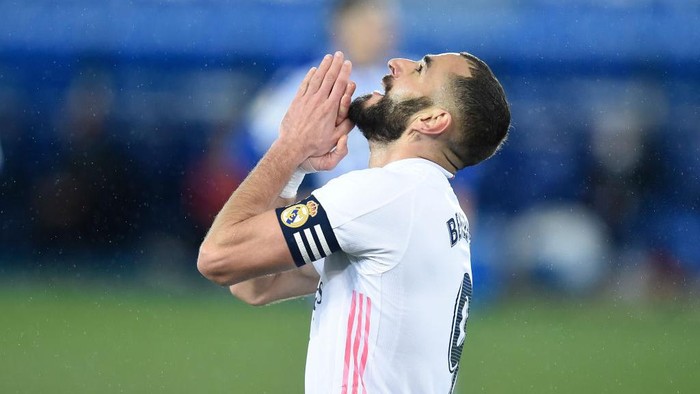 VITORIA-GASTEIZ, SPAIN - JANUARY 23: Karim Benzema of Real Madrid reacts during the La Liga Santander match between Deportivo Alaves and Real Madrid at Estadio de Mendizorroza on January 23, 2021 in Vitoria-Gasteiz, Spain. Sporting stadiums around Spain remain under strict restrictions due to the Coronavirus Pandemic as Government social distancing laws prohibit fans inside venues resulting in games being played behind closed doors. (Photo by Juan Manuel Serrano Arce/Getty Images)