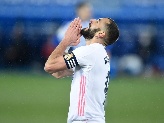 VITORIA-GASTEIZ, SPAIN - JANUARY 23: Karim Benzema of Real Madrid reacts during the La Liga Santander match between Deportivo Alaves and Real Madrid at Estadio de Mendizorroza on January 23, 2021 in Vitoria-Gasteiz, Spain. Sporting stadiums around Spain remain under strict restrictions due to the Coronavirus Pandemic as Government social distancing laws prohibit fans inside venues resulting in games being played behind closed doors. (Photo by Juan Manuel Serrano Arce/Getty Images)