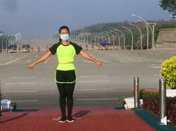 Ampun Bang Jago! Wanita Ini Asyik Aerobik di Tengah Kudeta Militer Myanmar