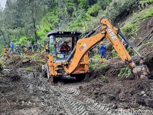 2 Backhoe Bersihkan Material Longsor yang Tutup Akses Menuju Kawah Ijen