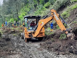 2 Backhoe Bersihkan Material Longsor yang Tutup Akses Menuju Kawah Ijen
