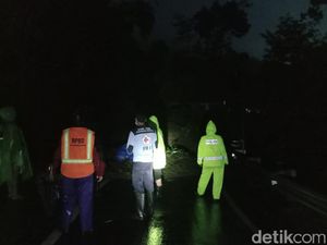 Tebing 25 Meter di Ngantang Longsor, Jalur Malang-Kediri Tertutup Total Tebing 25 Meter di Ngantang Longsor, Jalur Malang-Kediri Tertutup Total