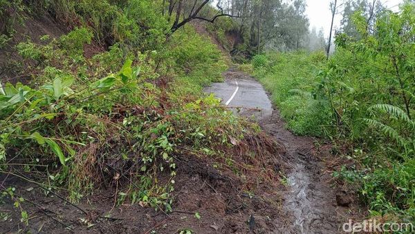 Longsor Tutup Akses Menuju Kawah Ijen