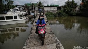 Melihat Ancaman Air Rob di Kampung Marunda