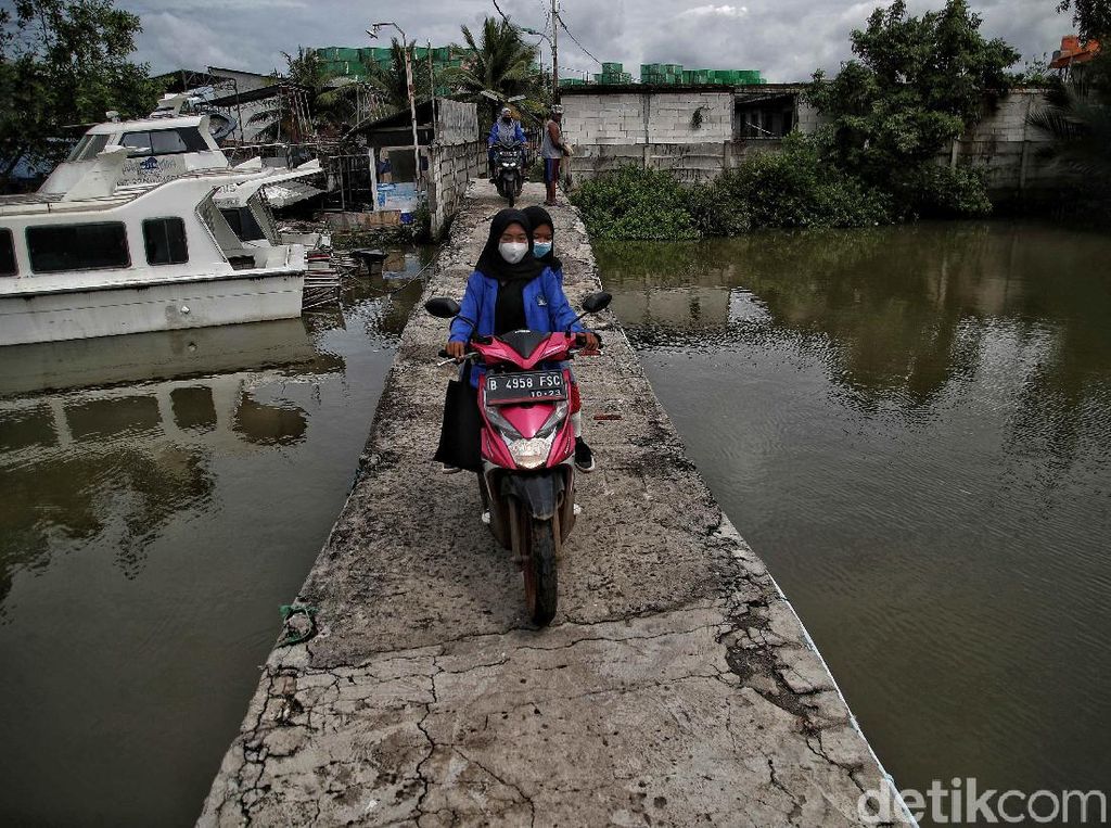 Melihat Ancaman Air Rob di Kampung Marunda Melihat Ancaman Air Rob di Kampung Marunda