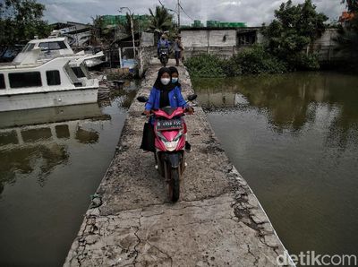 Melihat Ancaman Air Rob di Kampung Marunda