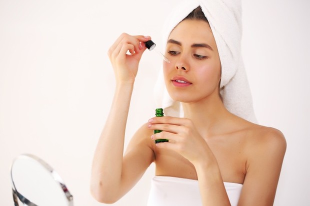 Jika memiliki kulit yang sangat kering kamu bisa menggunakan facial oil atau minyak wajah, seperti zaitun, grapeseed, almond dan alpukat.