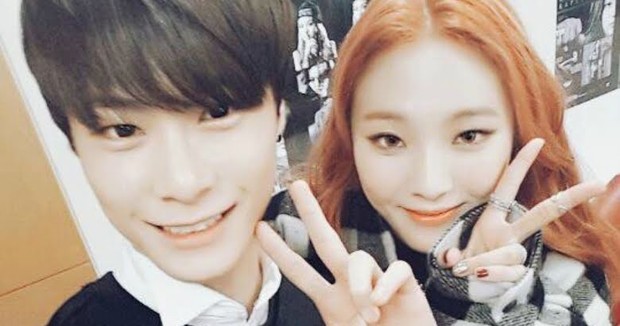 Moonbin berpose V dalam selcanya bersama sang adik, Moon Sua