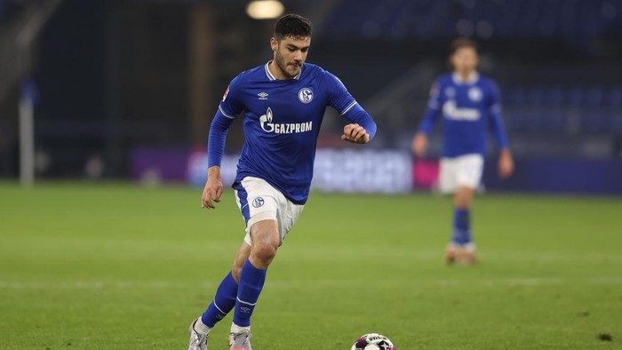 GELSENKIRCHEN, GERMANY - DECEMBER 06: Ozan Kabak of Schalke runs with the ball during the Bundesliga match between FC Schalke 04 and Bayer 04 Leverkusen at Veltins-Arena on December 06, 2020 in Gelsenkirchen, Germany. Sporting stadiums around Germany remain under strict restrictions due to the Coronavirus Pandemic as Government social distancing laws prohibit fans inside venues resulting in games being played behind closed doors. (Photo by Lars Baron/Getty Images)
