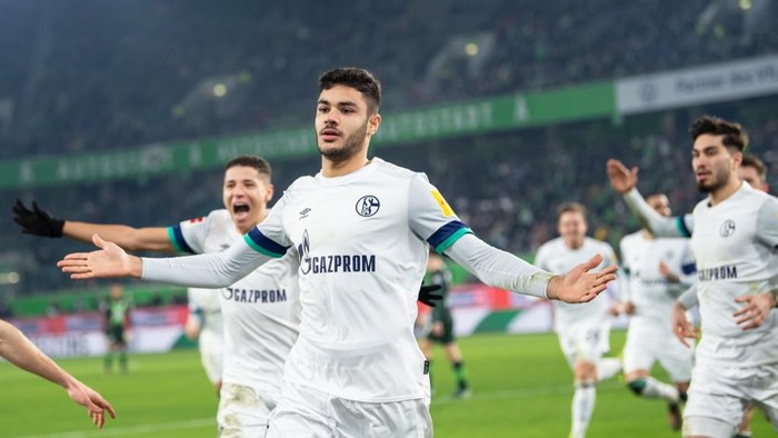 Schalkes Turkish defender Ozan Kabak celebrates after scoring during the German first division Bundesliga football match VfL Wolfsburg v Schalke 04, on December 18, 2019 in Freiburg. (Photo by Swen Pfrtner / DPA / AFP) / Germany OUT / DFL REGULATIONS PROHIBIT ANY USE OF PHOTOGRAPHS AS IMAGE SEQUENCES AND/OR QUASI-VIDEO