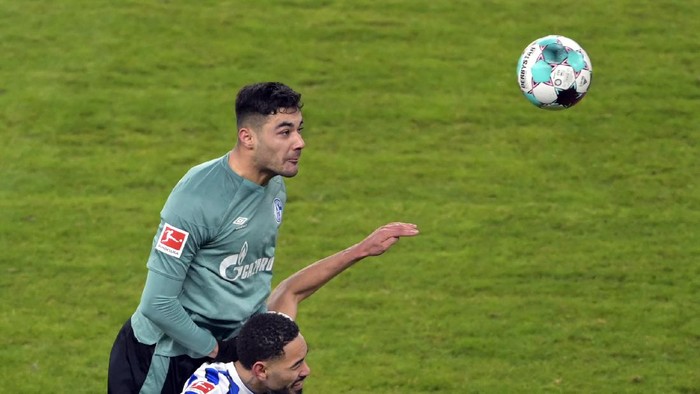 BERLIN, GERMANY - JANUARY 02:  Matheus Cunha of Hertha vies with Ozan Kabak (L) of Schalke. during the Bundesliga match between Hertha BSC and FC Schalke 04 at Olympiastadion on January 2, 2021 in Berlin, Germany. Sporting stadiums around Germany remain under strict restrictions due to the Coronavirus Pandemic as Government social distancing laws prohibit fans inside venues resulting in games being played behind closed doors. (Photo by Soeren Stache - Pool/Getty Images)