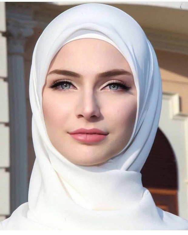 Tips dan Trik Pakai Hijab Putih Agar Gak Terlihat Kusam dan Buluk