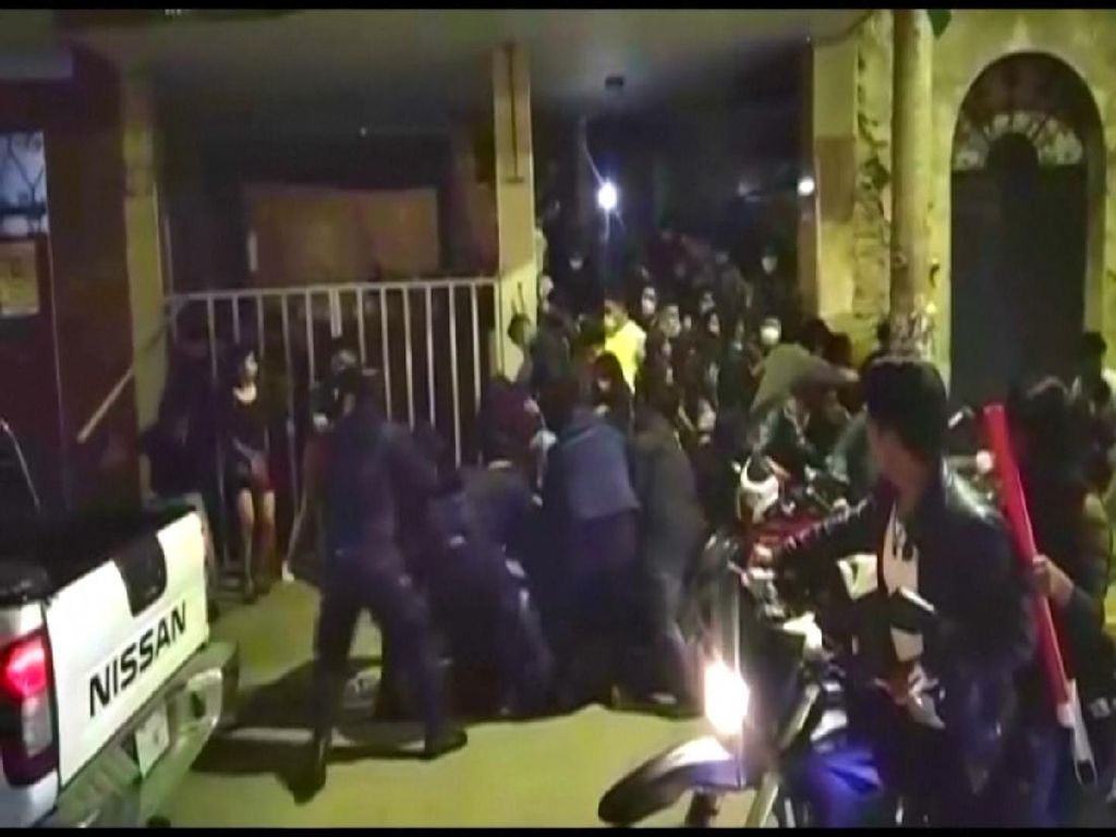 Pengunjung Pesta Terinjak-injak Saat Digerebek Polisi di Bolivia Pengunjung Pesta Terinjak-injak Saat Digerebek Polisi di Bolivia