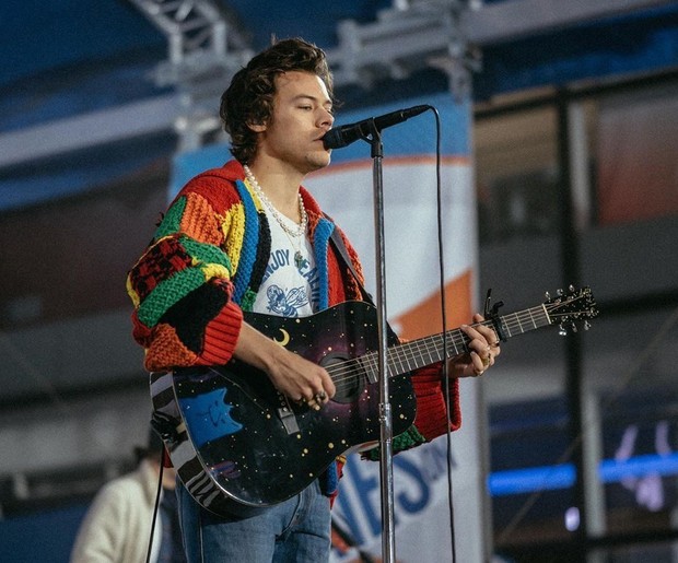 Patchwork Cardigan/pinterest.com Kali ini dia mengenakan patchwork cardigan yang didominasi dengan warna merah, kuning dan orange.