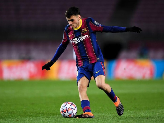 BARCELONA, SPAIN - DECEMBER 08: Pedri of FC Barcelona runs with the ball during the UEFA Champions League Group G stage match between FC Barcelona and Juventus at Camp Nou on December 08, 2020 in Barcelona, Spain. Sporting stadiums around Spain remain under strict restrictions due to the Coronavirus Pandemic as Government social distancing laws prohibit fans inside venues resulting in games being played behind closed doors. (Photo by David Ramos/Getty Images)