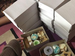 Penjual Kue Tawarkan Snack Box Rp 3.000, Jualan atau Sedekah? Penjual Kue Tawarkan Snack Box Rp 3.000, Jualan atau Sedekah?