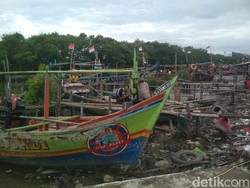 Cuaca Ekstrem, Nelayan Cirebon Pilih Perbaiki Perahu Ketimbang Melaut