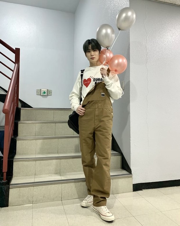 Pernah Tinggal di Amerika/instagram.com/nct127 Jaehyun pernah tinggal di Connecticut (USA) saat dia berumur 5 tahun hingga 10 tahun, karena itu Ia pun fasih dalam berbahasa Inggris.