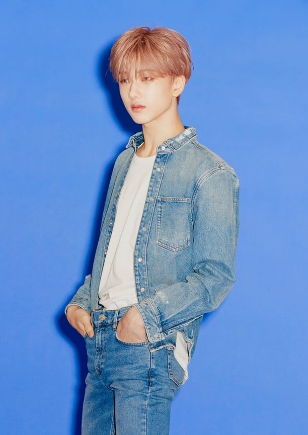 Pinterest.com/intheworldkpop Lahir di Seoul pada 5 Februari 2002.